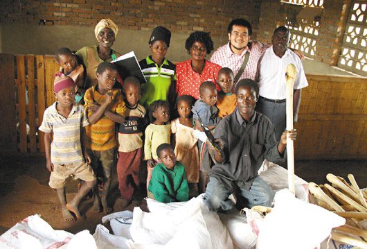 吳宗樹（後排右二）與當地的教會合作，協助孤兒寡母種玉米、蔬果與蔥等，協助媽媽們做小生意改善生活。 圖／屏東基督教醫院提供
