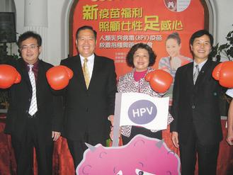 新竹市政府免費為全市國一女生施打子宮頸癌疫苗（HPV）接種，市長許明財（左2）表示，子宮頸癌可以早期發現、早期治療，遠離癌症的侵襲。 照片／市政府提供非報系