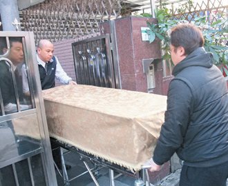 檢警昨天下午相驗之後，葬儀社將王孫元平的遺體送到殯儀館冰存後擇日剖驗。 記者袁志豪／攝影