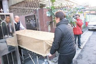 黃昏人生的悲劇

檢警昨天下午相驗之後，葬儀社將王孫元平的遺體送到殯儀館冰存後擇日剖驗。 記者袁志豪／攝影