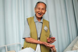 80歲「貴枝嬤」總是笑咪咪，老病人最愛找她唱歌。圖／大林慈濟醫院提供