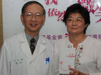 施明德女兒施雪蕙(右)三年多前接受雙肺移植，與救命恩人台大醫院李元麒教授(左)一起出席新書發表會合影。 報系資料照
