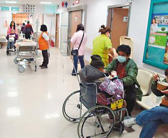 醫院急診病床不足時，病患只能借用消防推床或輪椅等候病床。 記者周宗禎／攝影
