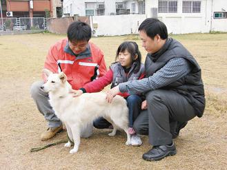 台南市尊重動物生命協會狗訓練師王威翔（左一）訓練流浪犬為「狗醫生」，陪伴身障小朋友。 記者鄭惠仁／攝影