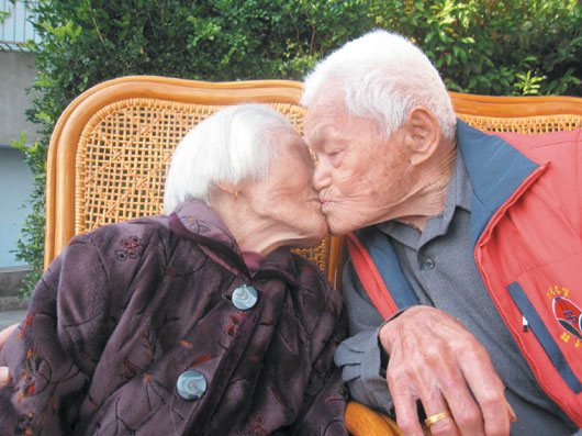 邱坤長(右)與邱彭錦妹結縭78年，恩愛依然，是難得的百年人瑞夫妻。