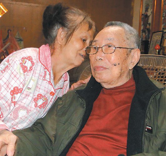 花蓮市102歲的人瑞徐步松目明耳不聰，老婆必須大聲說話，才知道說什麼。