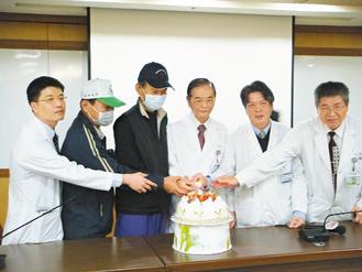 兩天就等到肝臟的李先生昨在哥哥陪同下現身，與高醫肝臟移植團隊切蛋糕慶祝，象徵重獲新生。 記者蔡容喬／攝影