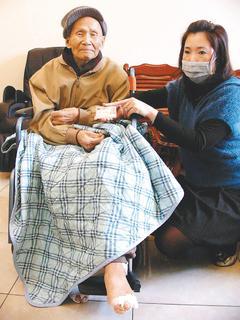 桃園縣一百零一歲人瑞葉順盛(左)申請巴氏量表沒過，向議員投訴後，兩小時快速過關。 記者呂開瑞／攝影