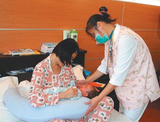 花蓮門諾醫院坐月子中心服務作業一流，護理人員會調教產婦利用輔具，減少哺乳不適。 記者范振和／攝影