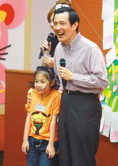「樂活小勇士」音樂分享會，馬英九總統（右）與小朋友親切互動。 記者陳柏亨／攝影