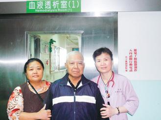 80歲洗腎病人刑懋鑫（中）遵照醫囑生活飲食，身體維持穩定，妻子（左）情深陪伴。 圖／署桃提供