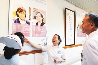 慈濟醫院「護理之光長廊」揭幕，院長林俊龍（右）等人肯定這項作為。 記者范振和／攝影