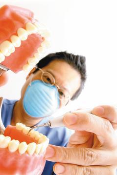 提起牙周病與植牙，很多人都會聯想到開刀。尤其「組織再生」觀念興起，治療牙周病，就被認為要打開牙床，放入骨粉，蓋上再生膜，讓組織重新再長好。 記者陳立凱／攝影