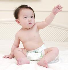 調查發現，近九成寶寶都曾出現不同程度的尿布疹。利用濕巾、痱子粉、凡士林等接觸寶寶屁股，小心反讓問題加劇。醫師提醒，對於輕微的尿布疹，以清水清洗最好，症狀未改善應盡快就醫。 記者徐世經╱攝影