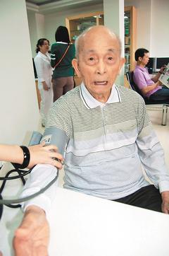 百歲人瑞林洪焰是前宜蘭縣羅東鎮長，昨天到羅東博愛醫院健檢，他的身體相當硬朗。 記者廖雅欣／攝影