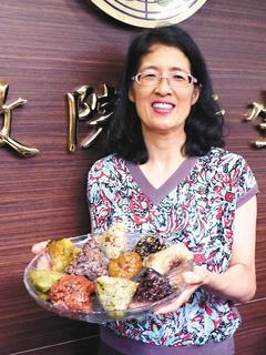 衛生署國民健康局請署立醫院營養師，設計健康粽，熱量只有傳統肉粽的一半 記者劉惠敏／攝影