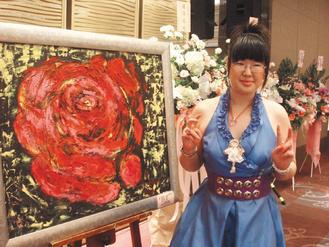 換肝十年的包錦蓉，創作「一朵大紅玫瑰—重生」油畫，記錄當初罹病經過，提醒民眾愛肝勿亂服藥。 記者張嘉芳／攝影