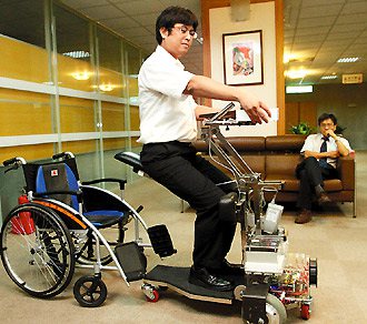 國科會昨展示多款智慧型輪椅，其中成功大學研發的「站與行的尊嚴」輪椅，可協助行動不便者站立。  記者黃義書／攝影