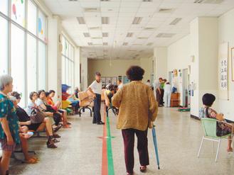 署立台南醫院新化分院患者多數是山區的老人，從9月起門診突然大量減少，不少病患上門找不到醫師，怨聲載道。 記者吳淑玲／攝影