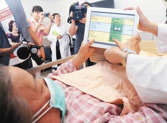 國泰醫院開發行動醫療資訊平台整合系統，運用雲端科技在滑指間得到病患資訊。 記者陳易辰／攝影