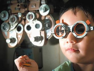 眼科醫師警告，小一學童平均每五人就有一人近視，廿五年來已飆升六倍，速度驚人。 本報資料照片／記者林建榮攝影