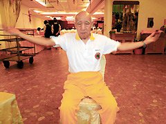 84歲的楊勇老先生聲稱，連坐在椅子上都可以練外丹功強身。 記者范振和／攝影