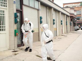 馬公市公所協請澎防部化學兵在市區重點範圍全面噴藥，並無進入室內幫民眾做居家消毒。 圖／馬公市公所提供