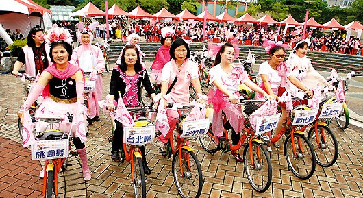乳癌病友協會500位病友，三年走來過全台367個鄉鎮，宣導乳癌防治。昨天大夥戴上粉紅色飾品騎腳踏車，象徵走過台灣鄉鎮。 記者陳志曲／攝影