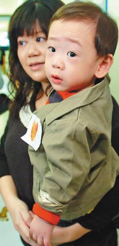 出生只有四百多公克的蕭立澄（右），現在已經是個健康的小朋友，昨天他和媽媽一起回台大醫院參加早產兒回娘家活動，開心和醫師伯伯和護士阿姨相見歡。 記者陳正興／攝影