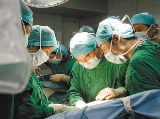 與先進國家相較，台灣器官移植技術毫不遜色，高庚院長陳肇隆(中)的活體肝臟移植成功率超過九成，比美國還要高。 高雄長庚/提供