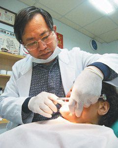 「王牙醫診所」是尖石唯一的牙醫，牙醫師王惠民看診很細心，深得病患信賴。 記者王慧瑛／攝影