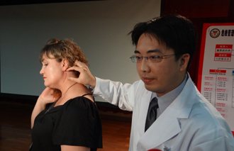 來自南非的Kim（左）切除3公分腮腺瘤後，除了耳下一道傷口，顏面神經完整保留。記者蔡容喬／攝影