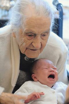 登馬克在2008年抱著曾孫慶祝110歲大壽。 美聯社