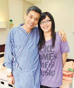 亞東醫院執行國內首例腹腔鏡捐肝之活體肝臟移植手術，手術10個小時後成功完成移植，重獲新生的胡姓病患和捐肝三分之二的女兒合照。 記者陳柏亨／攝影