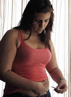 加州商業市一名患有糖尿病的19歲女性，自己打胰島素控制血糖。根據最新研究報告，罹患糖尿病的兒童和青年在近年大幅增加。  (美聯社)