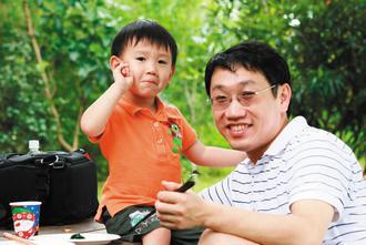 台北榮總血液腫瘤科主治醫師楊慕華，專注研究，也重視家庭生活。 圖／楊慕華提供