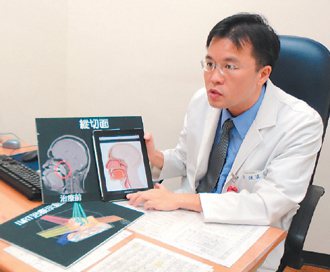 壢新放射腫瘤科主任鍾道生（右）說，18歲罹鼻咽癌很罕見。 記者林麗如╱攝影