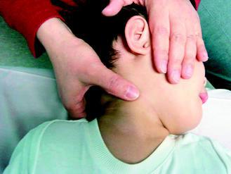 1.按摩：先塗抹嬰兒油，在頸部攣縮肌肉來回或環繞式按摩，持續15分鐘。 圖／陳柏宏治療師提供