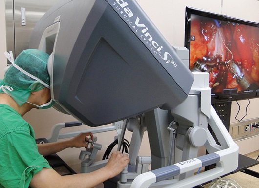 台大醫師蔡孟昆昨天展示亞洲首例利用機器手臂進行換腎手術的成果，目前須自費但未來可望推廣到任何手術。圖／蔡孟昆醫師提供