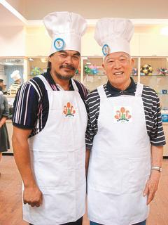 86歲的前牧師張迺忠(右)，與飾演莫那魯道的牧師林慶台(左)PK包餃子，贏得創意獎。 記者張嘉芳／攝影