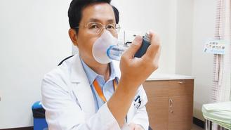 氣喘患者過度依賴短效噴劑恐致命，小兒過敏醫師洪志興呼籲患者應定期治療。 記者蔡容喬／攝影