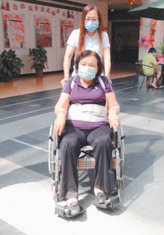 張雙妹疑因互背運動不當，造成胸椎壓迫性骨折，必須靠輪椅代步。 記者劉愛生／攝影