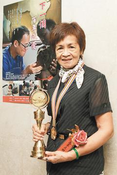 畢生行醫的醫師高東輝獲個人醫療奉獻獎，由妻子高李正姬出席領獎。記者屠惠剛／攝影