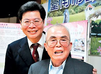 台南市衛生局長林聖哲（左）表示，明年將編列5億元補助長者裝假牙，昨天邀請裝假牙的90歲市民張金龍（右）分享經驗。 記者莊宗勳／攝影