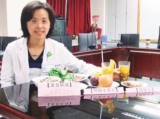 營養師金美琳提供健康年菜食譜，供民眾參考。 記者陳雅芃／攝影