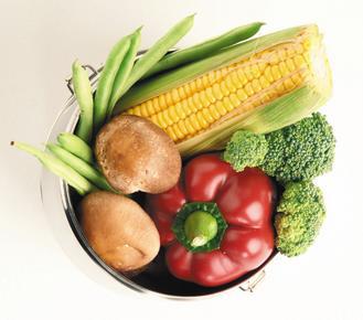 外食族每天最好吃五個拳頭大小的蔬果量，防止息肉。 報系資料照
