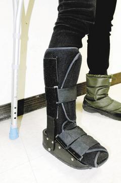 如果傷處不嚴重，可使用可以穿脫的足踝支架，具有護具與輔具的雙重效果，也較美觀。 記者楊光昇／攝影