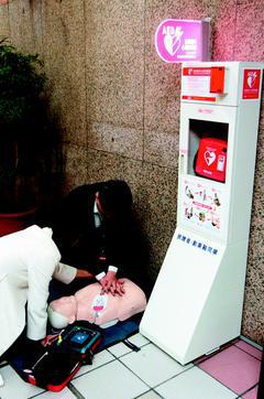 中興保全AED設置在台北車站值班站長室外的AED。 記者胡經周／攝影