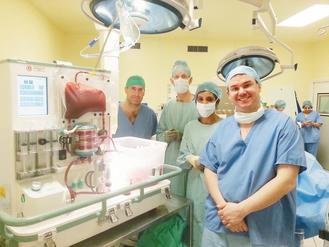 英國倫敦國王學院醫院、牛津大學、新機器OrganOx Metra的團隊，在成功將第一個移植用的肝臟與機器連接後，一起與機器合照。 （路透）