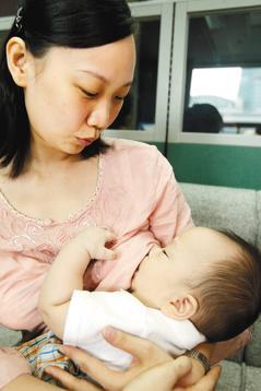 嬰幼兒奶粉漲價，不少新手媽媽打算餵母乳，醫師建議最好產後一個月再用擠乳器，才能餵得持久。 報系資料照